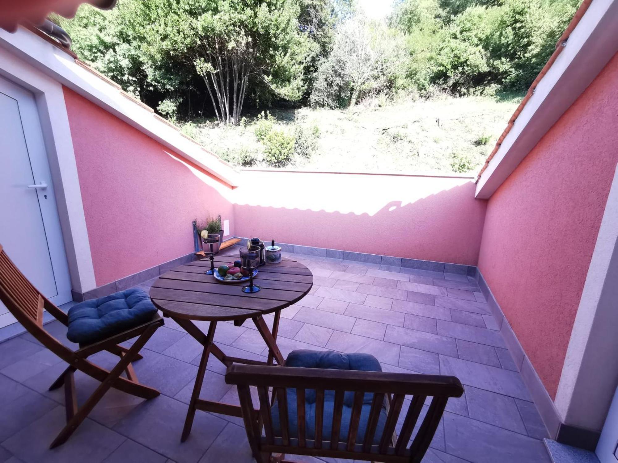 Apartment Close To City Far From Crowd